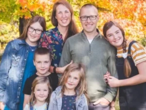 Jackie and Beau Shroyer (center) and children (from left) Avery, Oakley, Iva, Eden and Bella. (Detroit Lakes Tribune file photo)